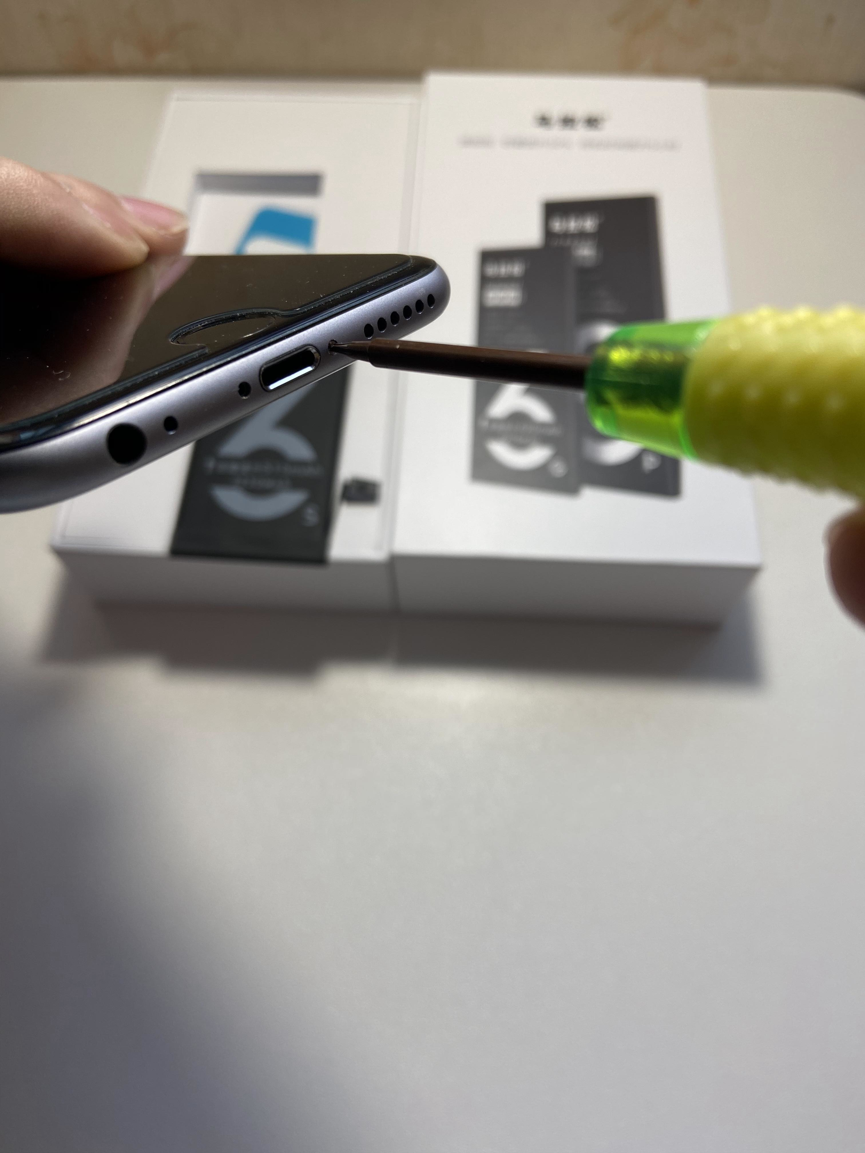 用了五年的iphone6s换电池,给iphone4换上4s的电池