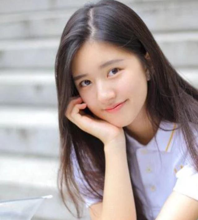 适合圆脸女生的有空气刘海的发型,八字刘海圆脸女生烫什么发型好看