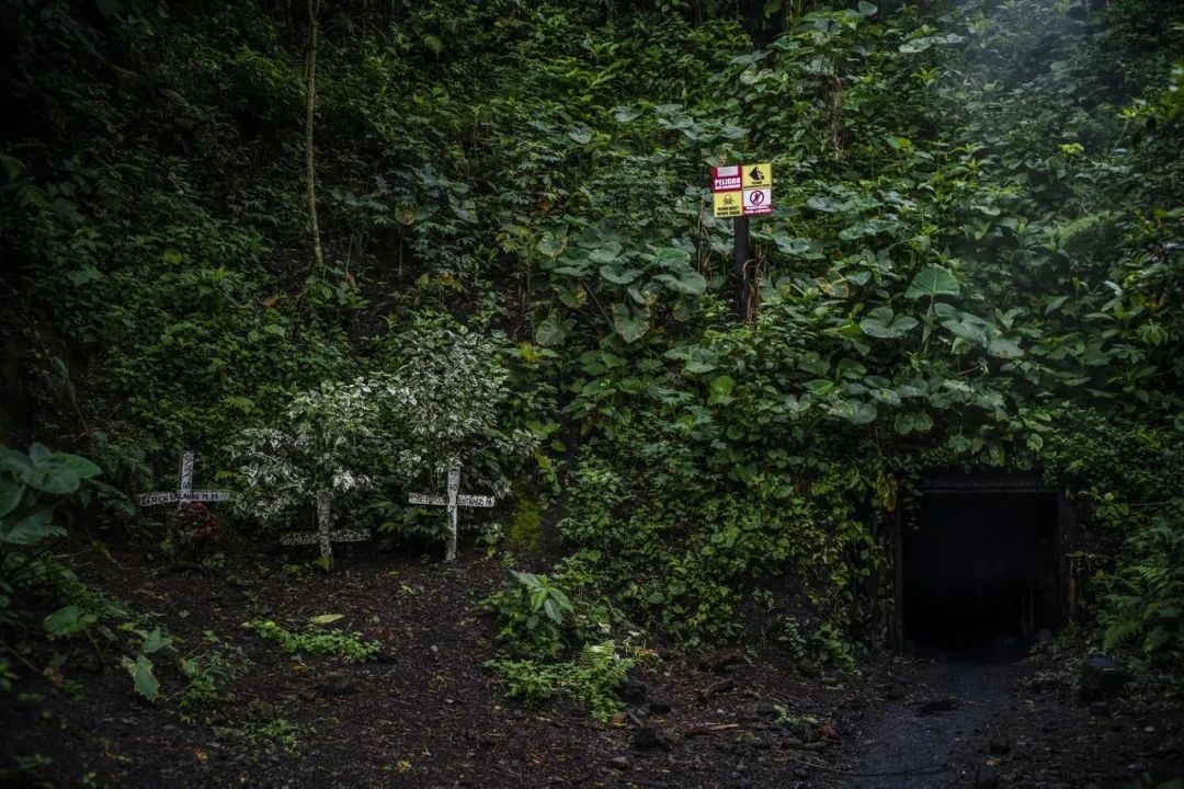 月薪2500，记录哥伦比亚祖母绿矿区女矿工的艰辛生活