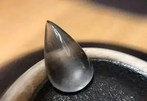 88万玻璃种原石,168万买原石一刀切出蛛网裂