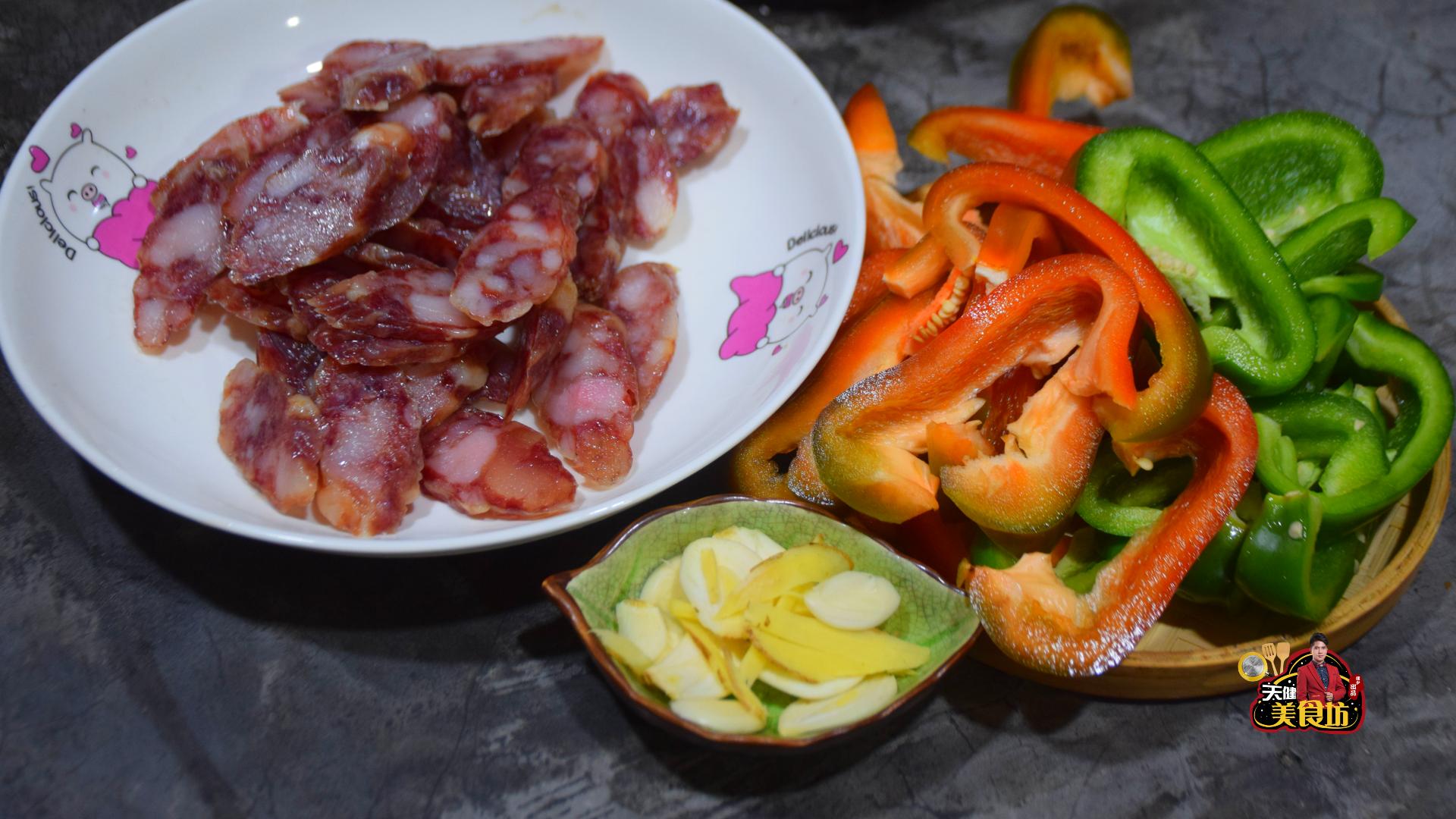 菜椒土豆炒腊肠的家常做法,菜椒西红柿炒广式腊肠