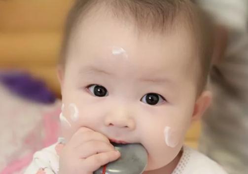 冬季寒冷干燥，不想娃的脸变成“红苹果”，这些护理父母要知道