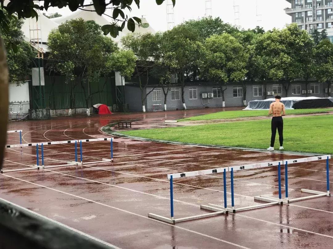 成体，一所靠“抓小偷”牢牢锁死热搜的学校