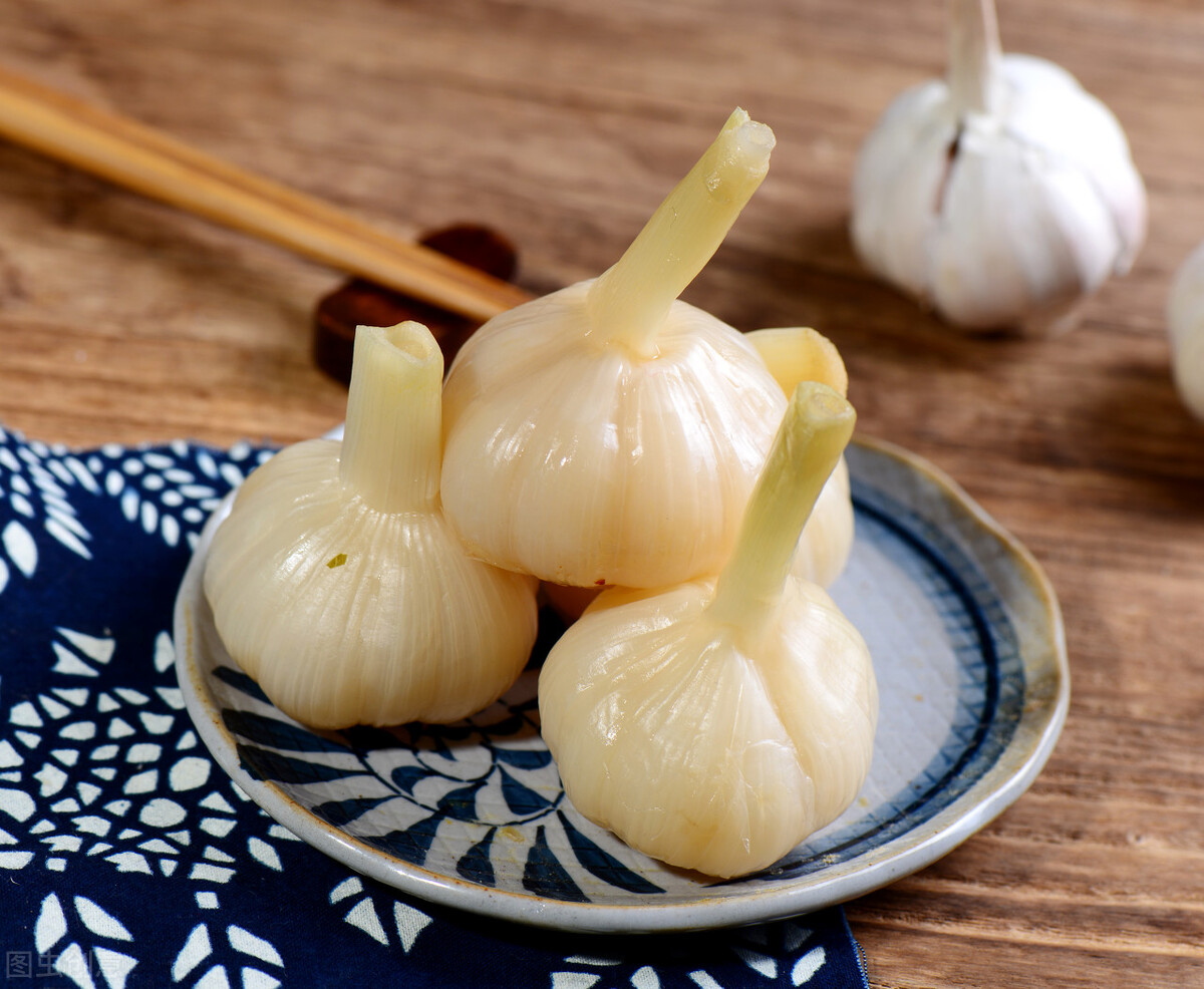 雪碧糖醋蒜怎么腌放的时间长,腌糖蒜加雪碧和不加雪碧哪个好吃