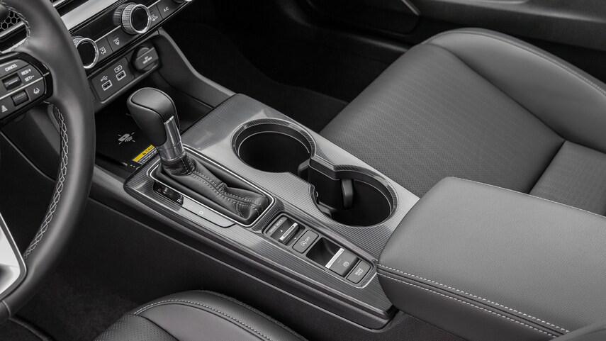 思域对比雅阁哪个更值得买,新款思域对比雅阁