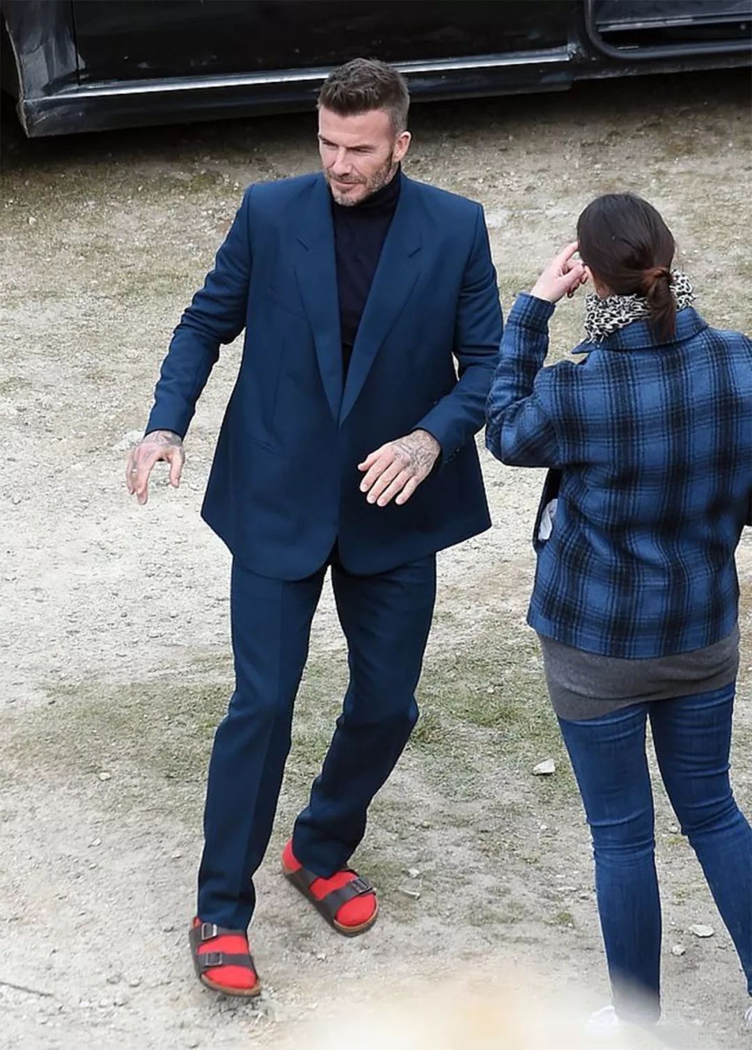 贝克汉姆上街穿搭,年轻时贝克汉姆西装帅气