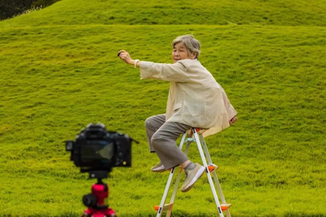 90岁日本老奶奶，酗酒飙车碰瓷，爱上自拍，人生乐趣多了100倍