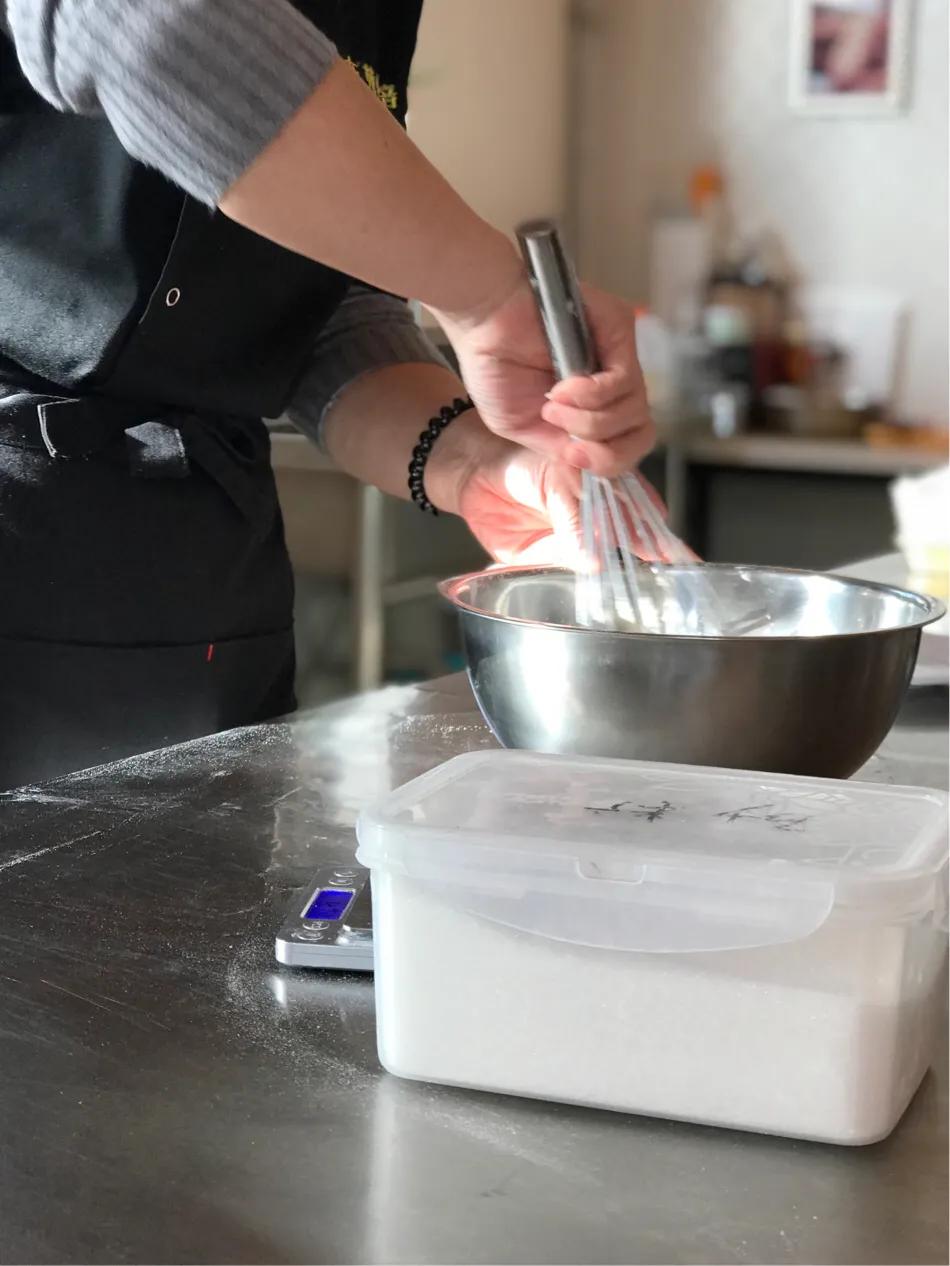 戚风蛋糕卷刷蛋黄再烤做法,草莓抹茶戚风蛋糕卷怎么做