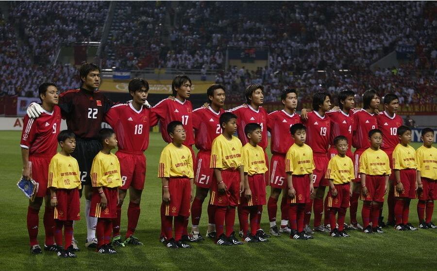 国内足坛掀起《夺冠》热，想重回巅峰这一点比女排精神更值得学习