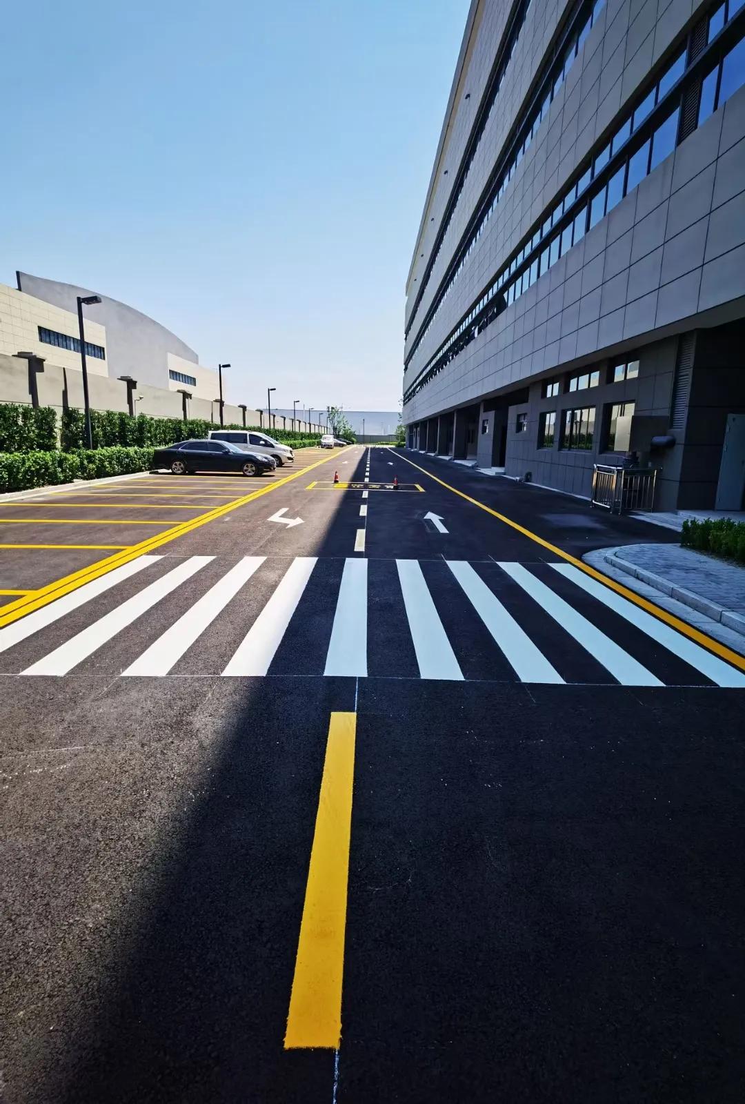 专业道路划线车位划线,道路减速带标志牌图片