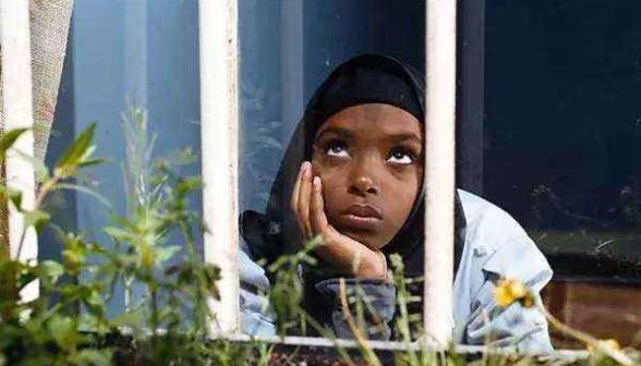 她从沙漠深处坚定走来，放弃闪耀的星途，成为女性维权的斗士