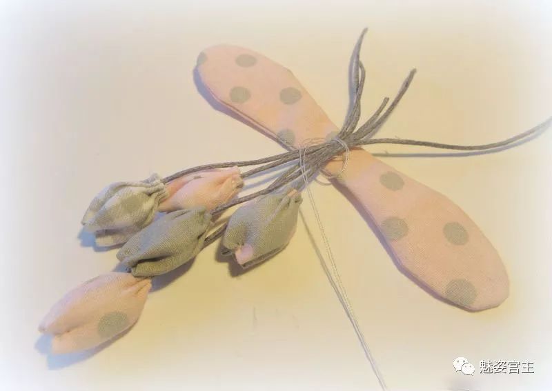 怎么制作花朵手工布料教程,怎么用剩下的布料做衣服上的小花