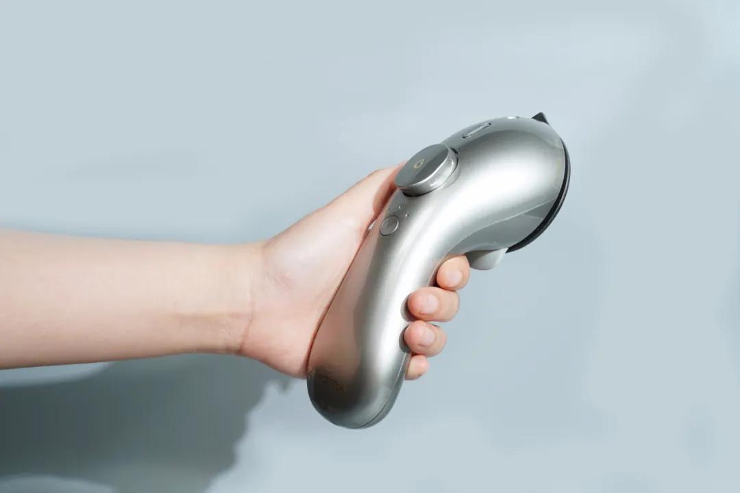 电熨斗去除衣服褶皱,衣服怎么熨小褶皱好用