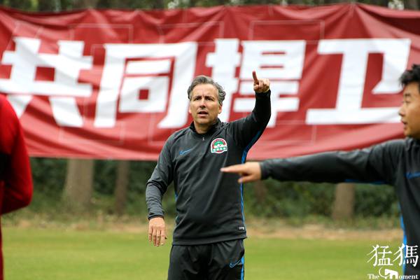 建业主帅哈维尔再给球员训话,建业主教练哈维尔翻译