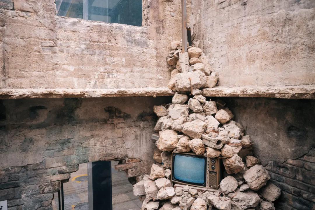 把繁华踩在脚下，将吃喝囊括周边。去长沙要住地标里