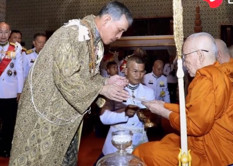 68岁泰王接受匍匐跪拜,泰王跪拜九十岁僧王