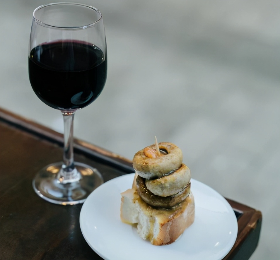 喝葡萄酒适合吃什么,喝葡萄酒吃什么菜最好