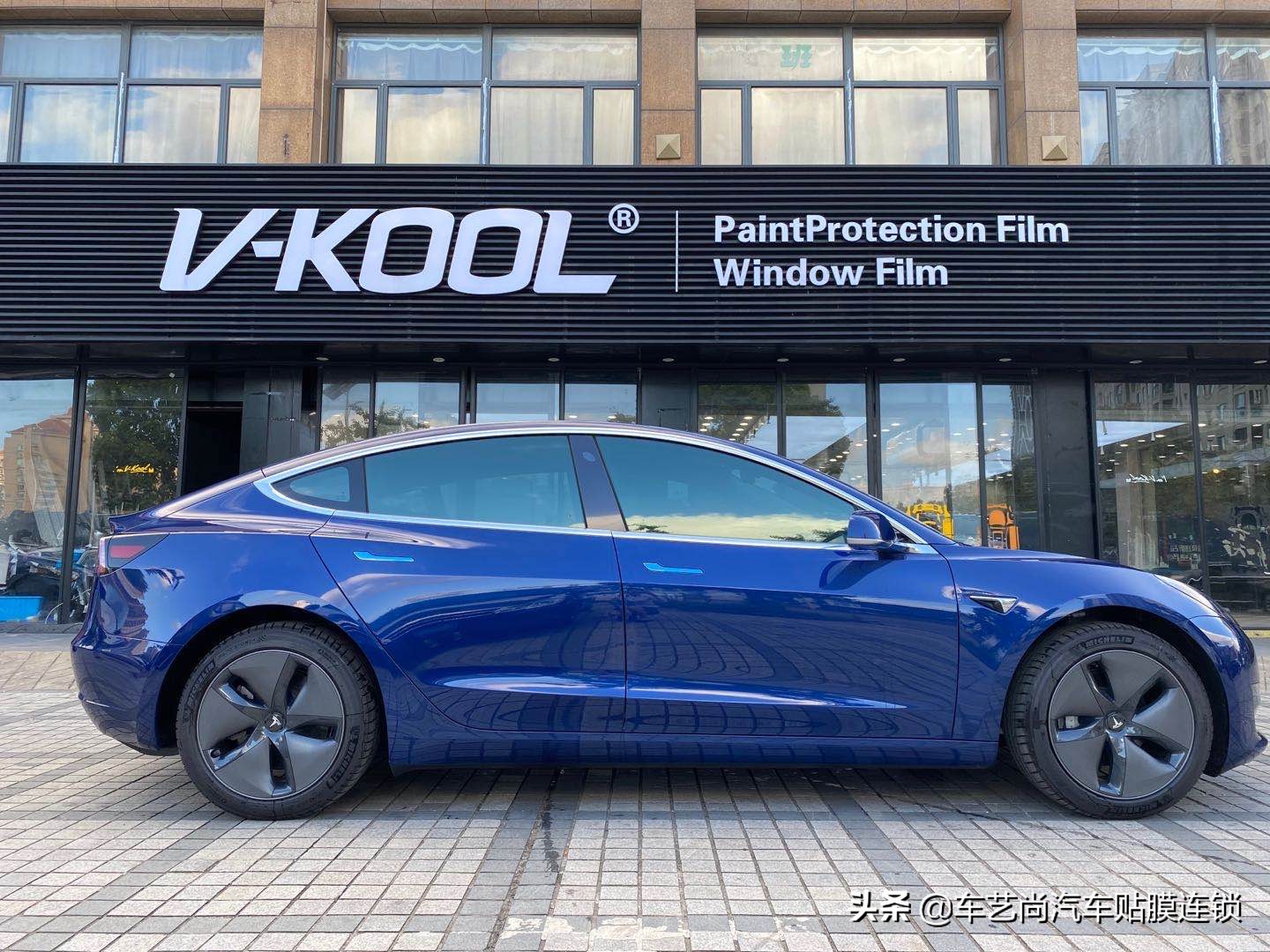 汽车窗户膜撕掉有胶怎么去除,撕掉车顶膜留下的胶怎么去掉