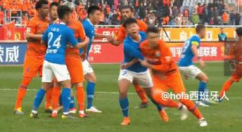 面对误判不要慌,足球场上的裁判误解球员