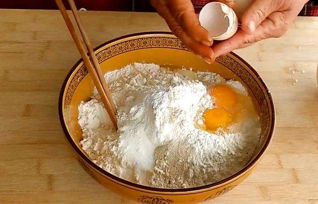 炸油条的方法不放油条粉,炸油条的方法不用酵母粉