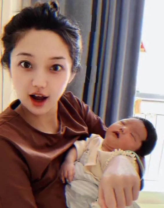 给女儿买衣服被骂了,给小女儿买新年礼物被骂