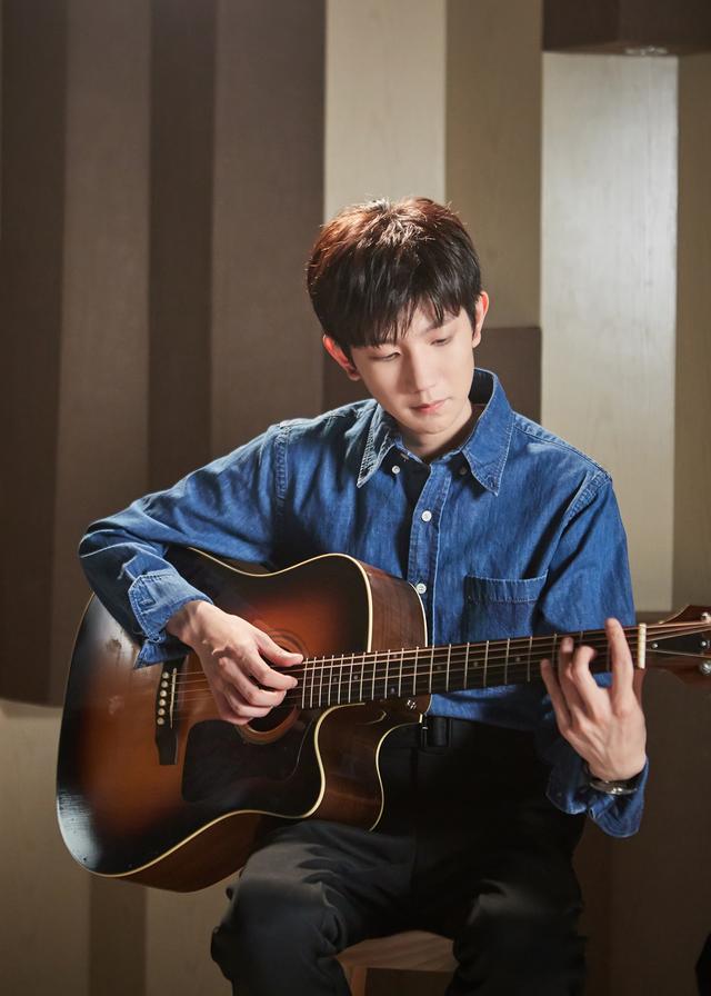 王源地久天长路演被夸可爱捂耳朵,地久天长王源演的刘星是领养的吗