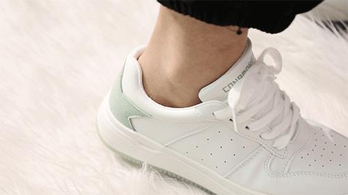 别再盯着外国大牌了！潮鞋选国货之光，100种时髦穿法随便造