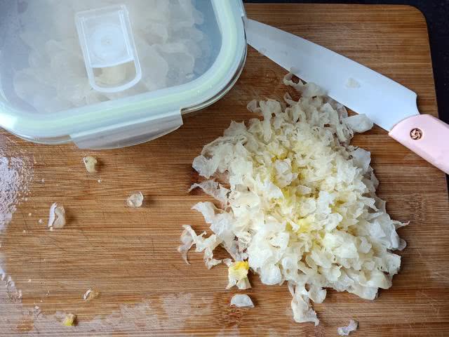 煮银耳的时候怎么能让银耳快出胶,冬季可以怎样吃银耳