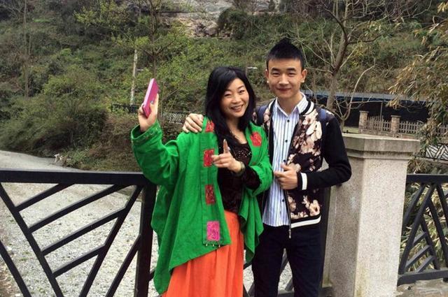 23岁小伙不理反对娶46岁大妈,重庆小伙迎娶46岁大姐