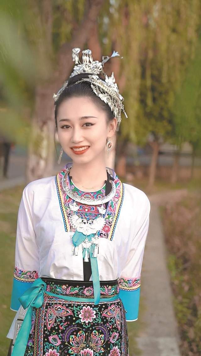 姑娘200多天拍摄56个民族服饰,95后姑娘拍56个民族服饰细节