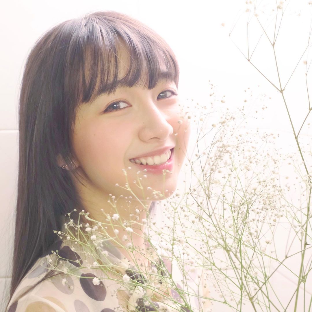 圆脸但脸小发量多女生适合的发型,圆脸女孩扎什么发型才能显脸小