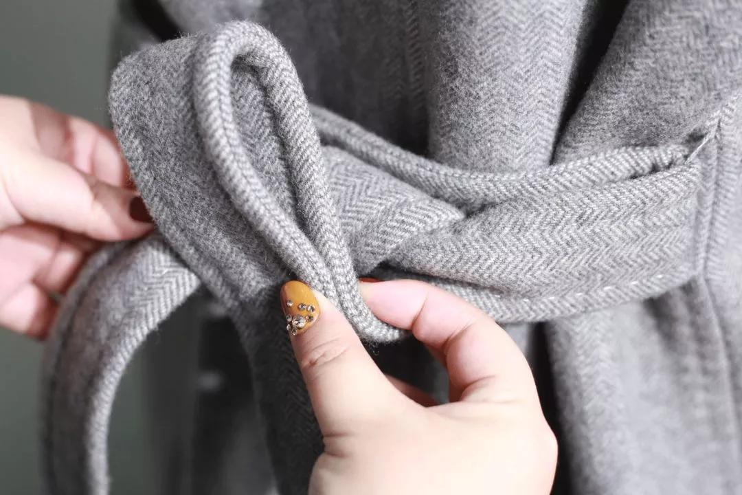 风衣后面的腰带怎么系,带扣风衣腰带后面系法