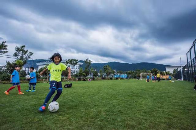 足球基本战术配合方法都有哪些,足球队员基础差用什么战术