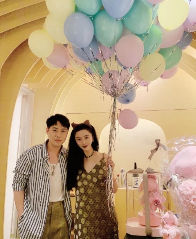 范冰冰生日晒自拍，特意秀出手上巨型钻戒，暗指感情有新进展？