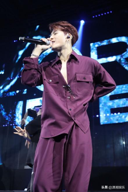 王嘉尔懒理丁太升粗鄙之语，冒雨参加活动，隔着口罩送飞吻引尖叫