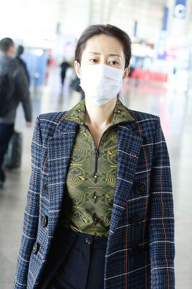 刘敏涛垫肩西装配缎面吊带,刘敏涛穿西装惊艳