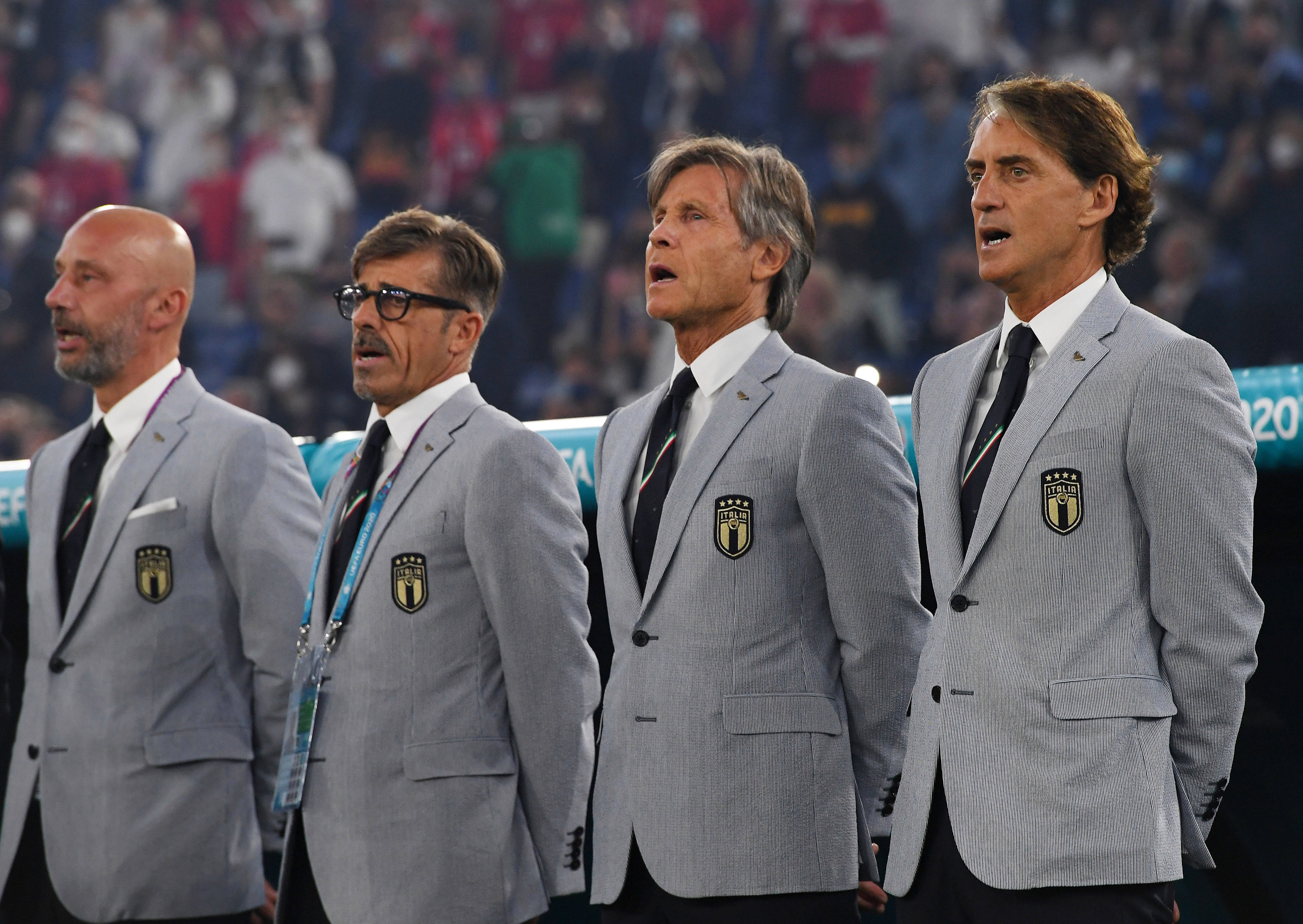 大饱眼福！欧洲杯名帅衣品赏析：索思盖特弃马甲曼奇尼秀阿玛尼