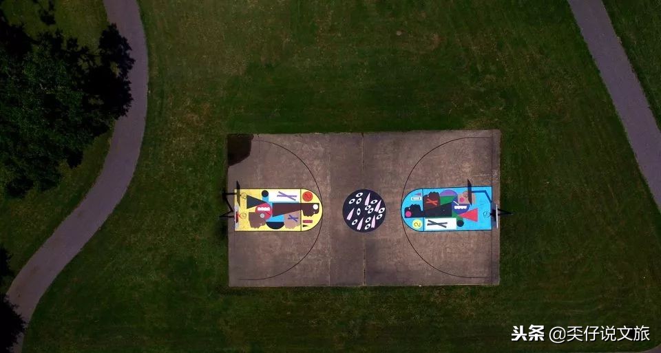 让人惊呆的篮球比赛,篮球场和足球场冲突对比