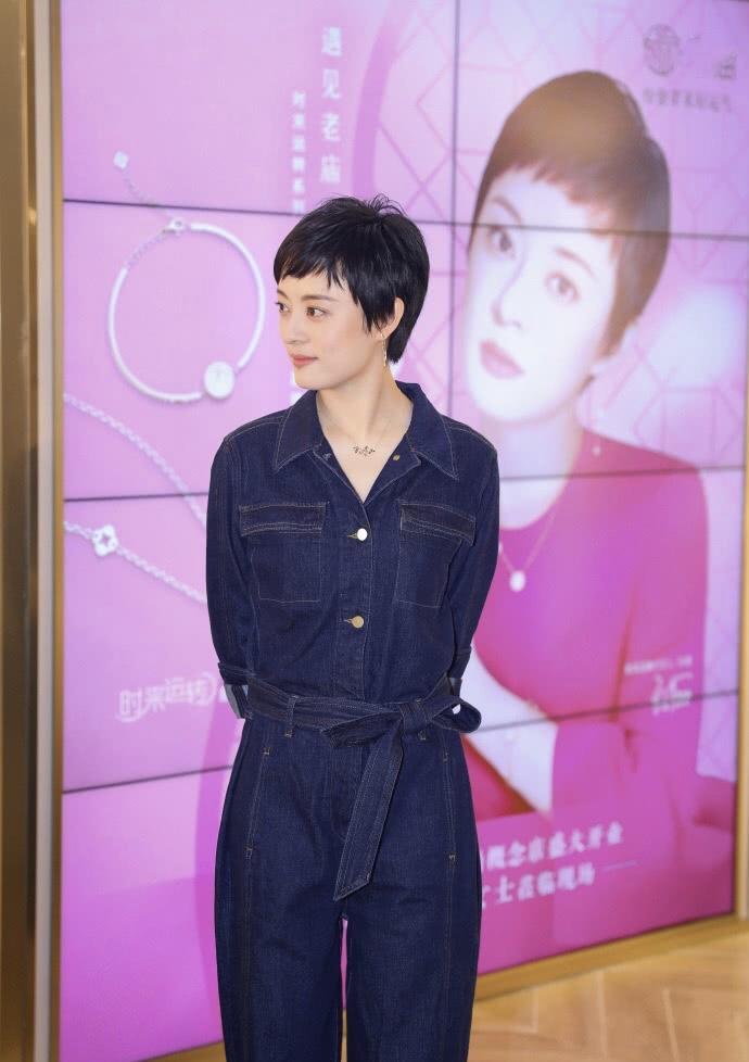 孙俪穿搭减龄半身裙短发长腿,孙俪的新发型减龄又甜