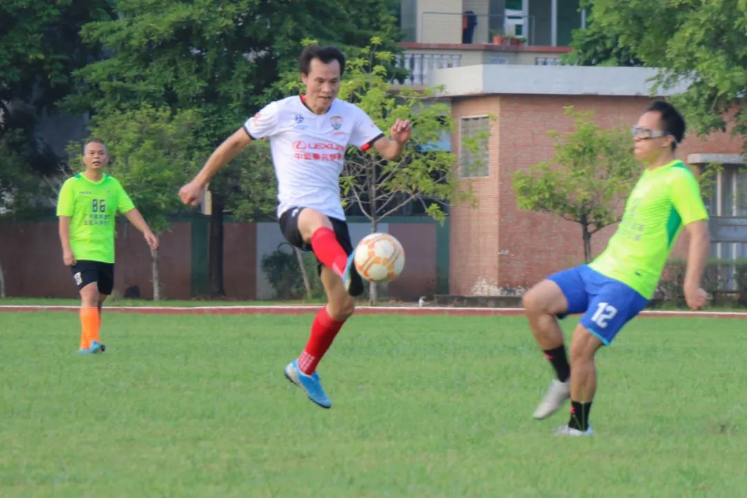 当足球之乡球队与广州高校校友冠军“豪情相遇”，你更支持谁？