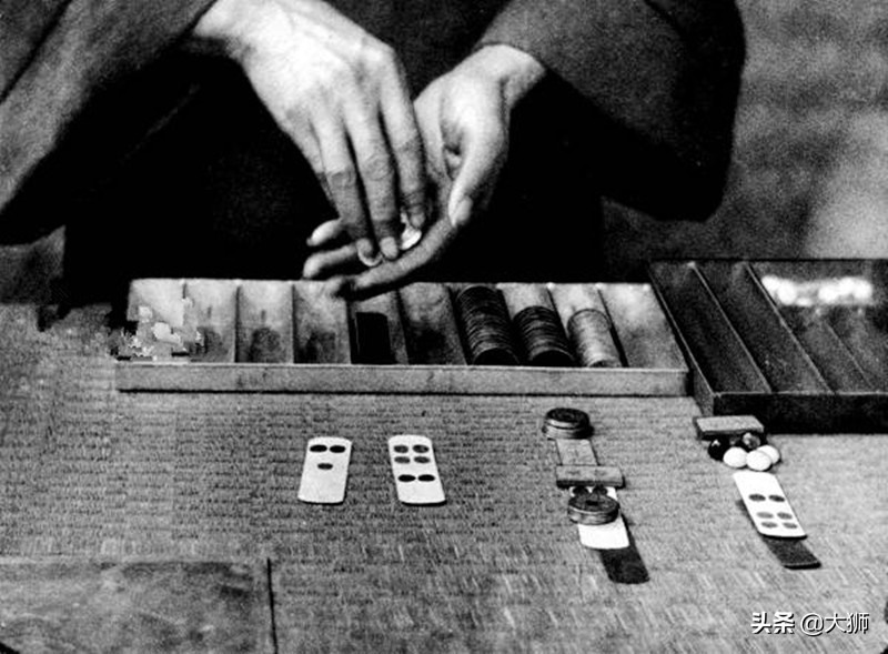旧天津卫的赌徒有狠招，敢押身上一样物品，便可月月有钱拿