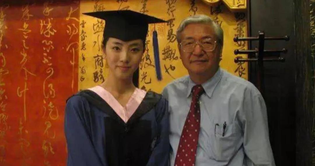 央视主持李思思瘦过头了,央视主持人李思思的成功之路