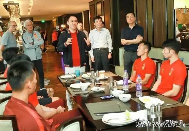 抗击疫情的一种爱是什么,足球接力共同抗击疫情