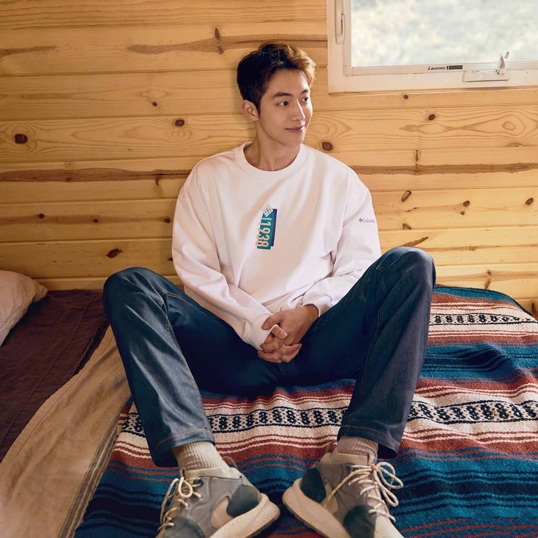 南柱赫剧照耀眼格子衫,南柱赫新剧帅照