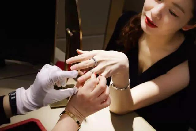 征服女人的心要懂得注意分寸,征服一个女人最好的方式在感情中