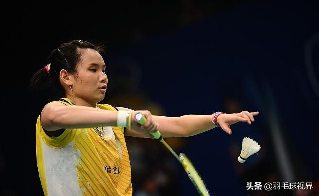 羽毛球打球的姿势怎么练,新手要怎么打羽毛球才接得到球