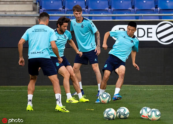 武磊全场数据1球6次获评7.5,武磊88分钟破巴萨球门