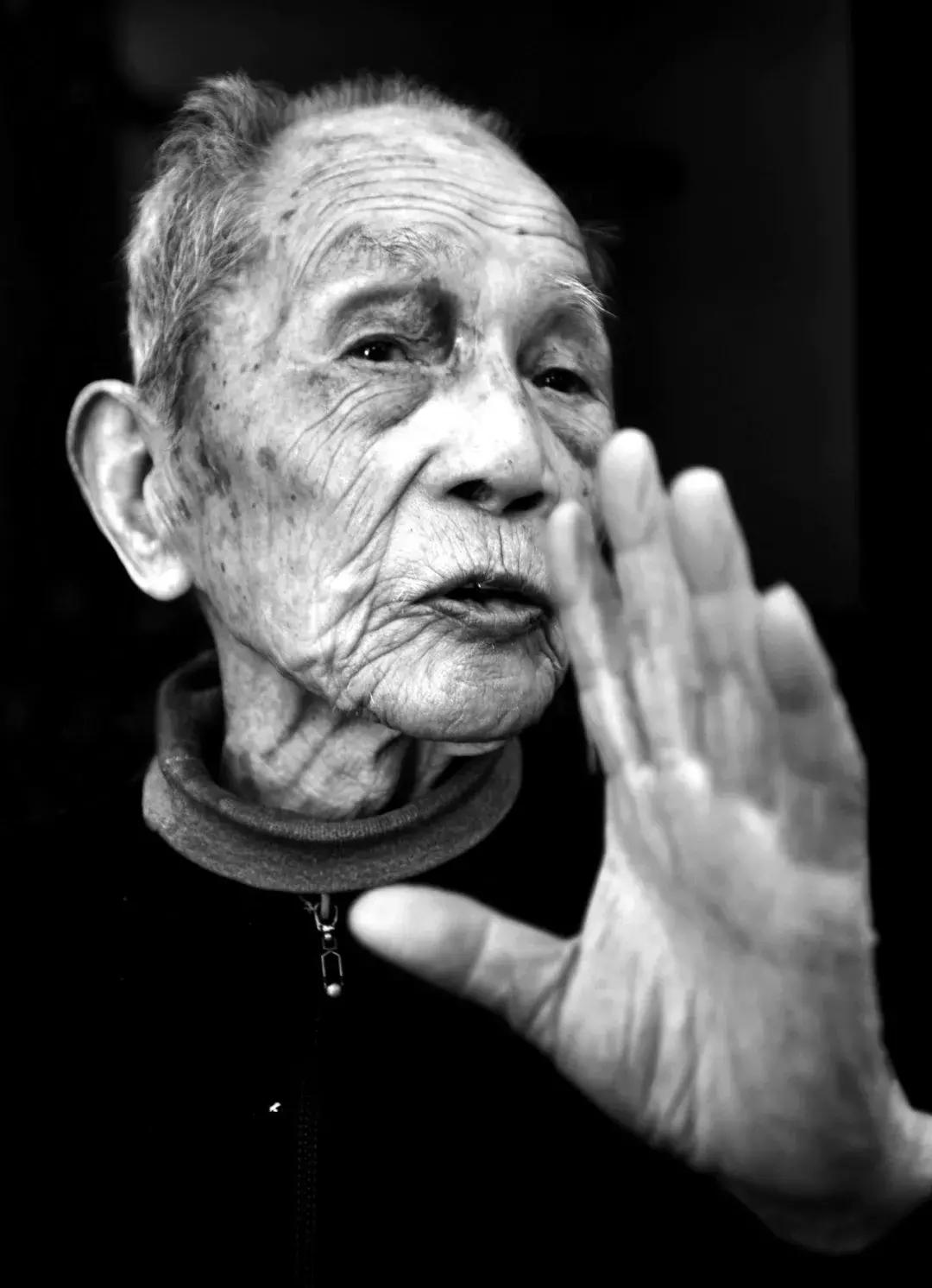 连阳标统：百岁老兵每天拿着拐棍向窗外射击，他的战争还没结束？