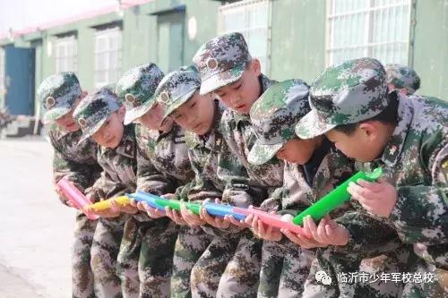少儿军事夏令营暑假班,军事夏令营助力孩子们实现蜕变