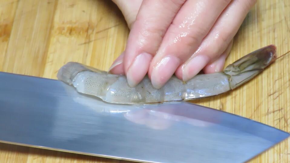 炒大虾需要提前焯水吗,大虾是直接炒还是焯水